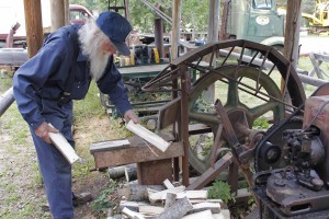 38_Eine alte Holzspaltmaschine    