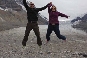 42_Wieder mal ein obligates Jump-Foto - diesmal vor dem Athabasca-Gletscher im Jasper Nationalpark    