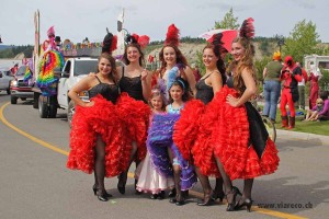 058_Wir besuchen den Canada Day in Whitehorse; die Girls der Parade posieren gerne für die Kamera
