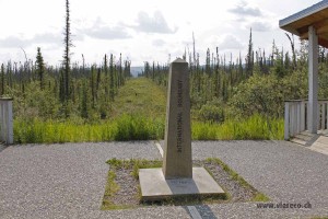067_Die Grenze zwischen Kanada und Alaska verläuft gerade mitten durch unendliche Wälder