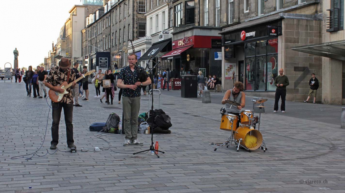 69 Livesssion in den Strassen von Edinburgh